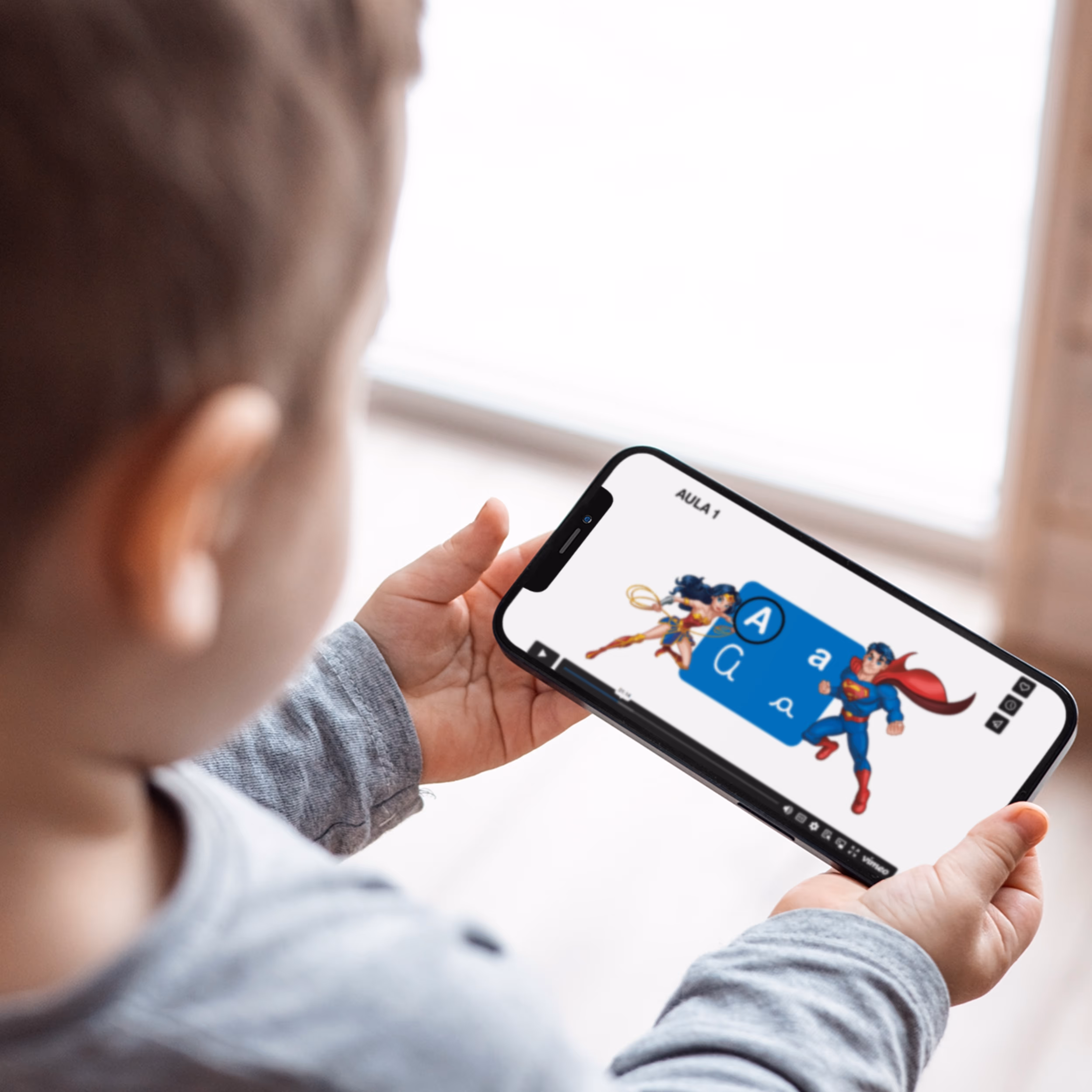 Criança assistindo vídeo educacional do mundo alfabeto